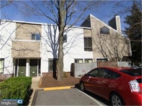 Building Photo - 1700 Oakwood Terrace