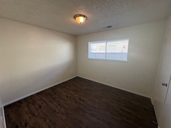 Building Photo - Spacious NW Visalia Home Rent Ready!