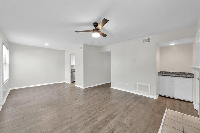 Building Photo - 900 Holly Dr