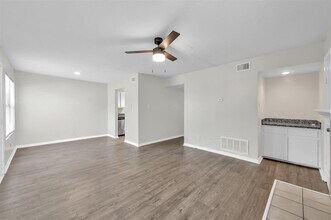 Building Photo - 900 Holly Dr