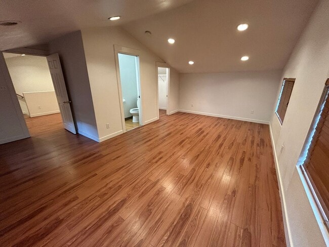 Building Photo - MOVE IN SPECIAL $500 OFF   4BD/2BA Duplex