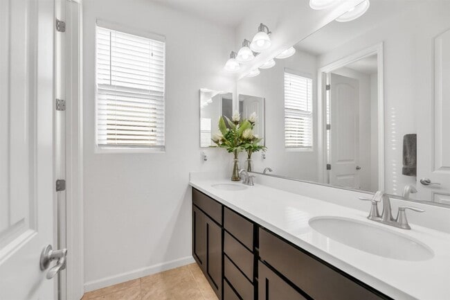 Building Photo - AVAILABLE BY 6/19/26. 4 BED, 2.5 BATHS, 1763 SQ FT STAINLESS STEEL APPLIANCES INCLUDED