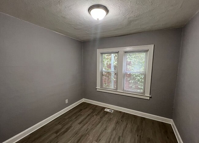 Building Photo - Cozy 2-Bedroom Duplex Minutes from Indepen...