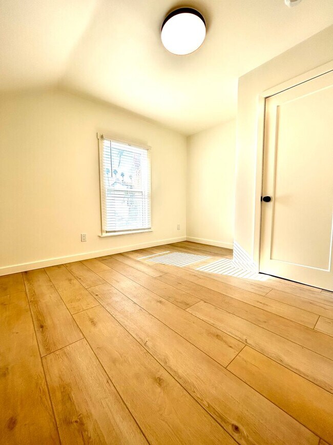 Building Photo - 3 Bed/1 Bath - Downtown Santa Barbara