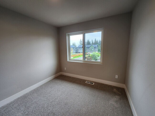 Building Photo - 3 bedroom Townhouse with Pool Access and Expansive Recreational Facilities