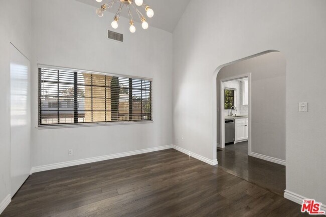 Building Photo - 818 6th St