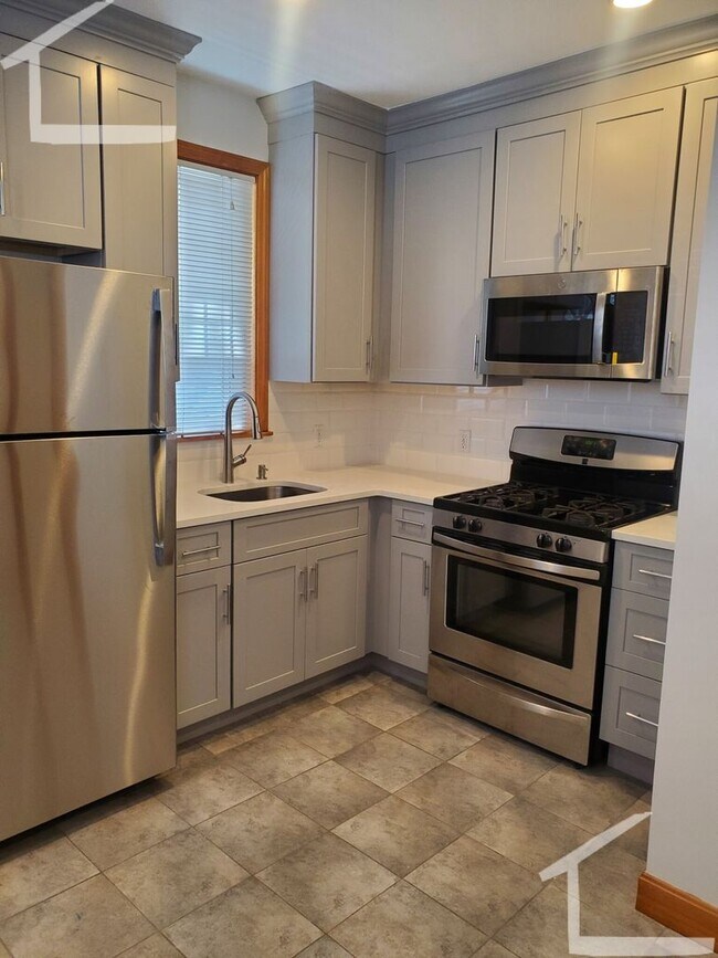 Building Photo - Nicely renovated unit with parking included!