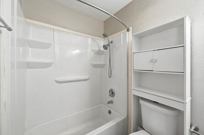 Building Photo - Beautifully Updated 3 Bed, 2 Bath Home