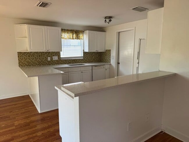 Building Photo - Freshly Updated Lake?Front Retreat in Desi...