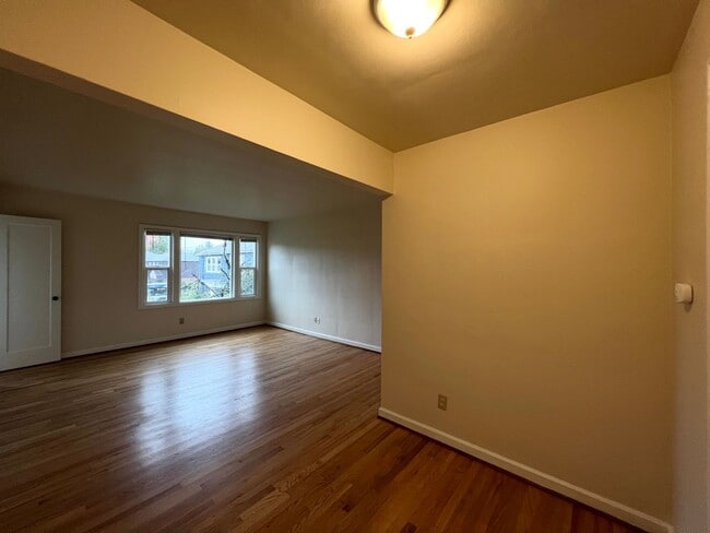 Building Photo - Pristine Top Floor 1 Bed, 1 Bath Gem!