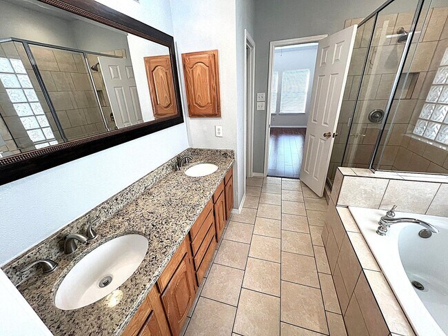 Building Photo - 525 Waterview Dr