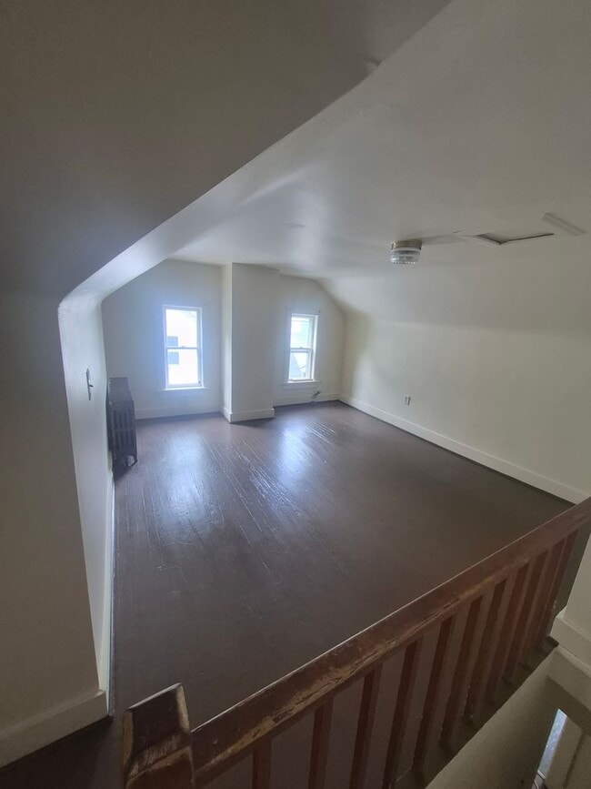 Building Photo - Large 3/4 Bedroom 1/2 Duplex in Stroudsburg borough!