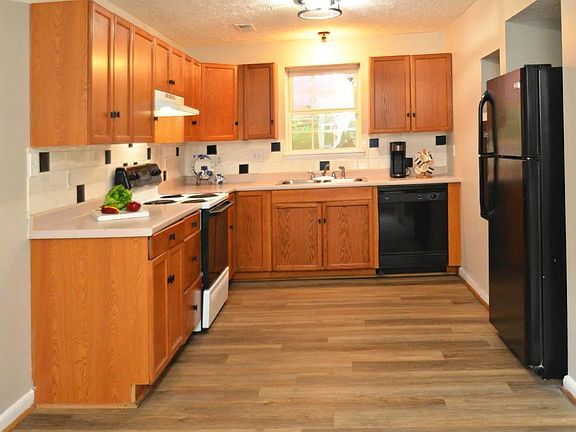 Kitchen - 4204 Tremont St