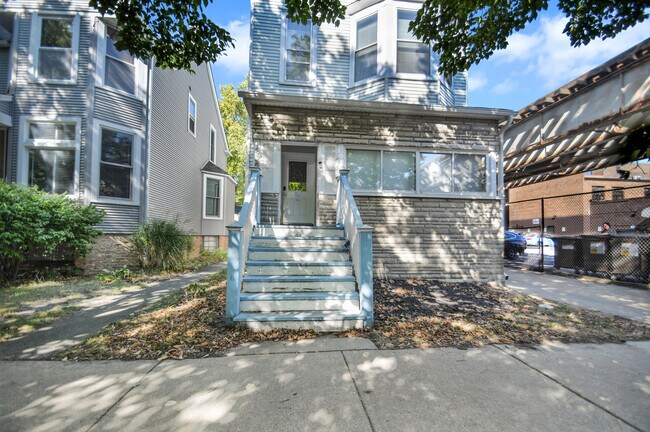 Building Photo - 1820 W Belle Plaine Ave