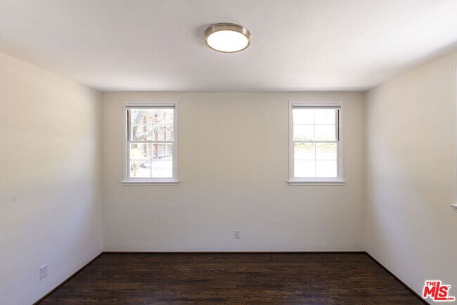 Building Photo - 2547 Canyon Dr