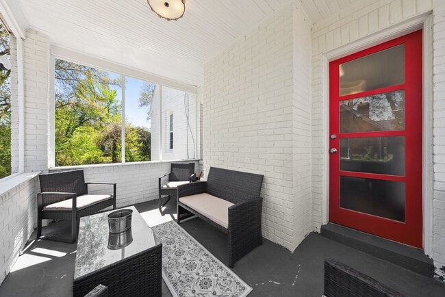 Building Photo - Spacious & Renovated Rental Home on Oversi...