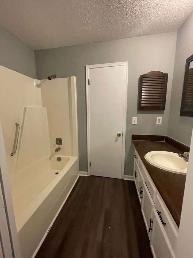Building Photo - Spacious 2-Story End-Unit Townhome in Prim...
