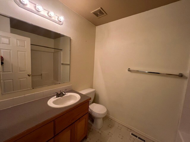 Building Photo - 3bed 3bath Great Meridian Location!
