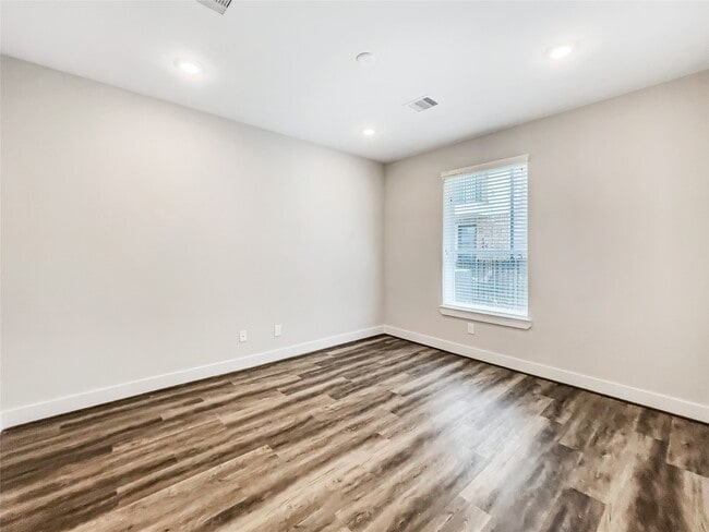 Building Photo - 1276 N Post Oak Rd