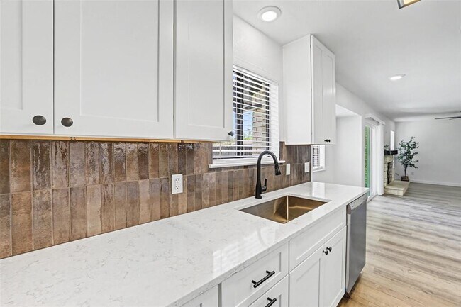 Building Photo - 1403 Greenfield Dr