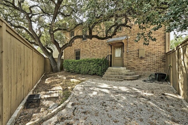 Building Photo - 1016 Harwood Pl
