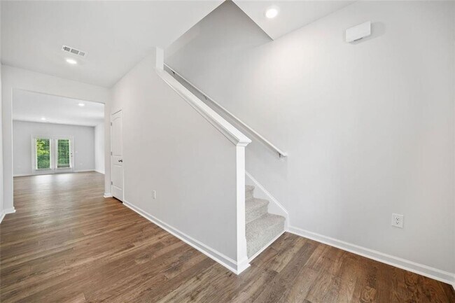 Building Photo - 283 White Cedar Dr