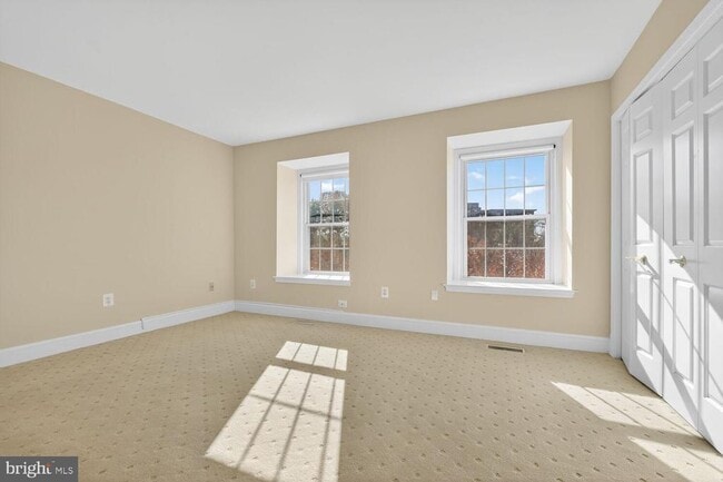 Building Photo - 3291 Sutton Pl NW