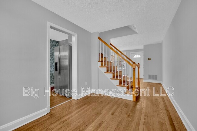 Building Photo - 4310 Roberton Ave