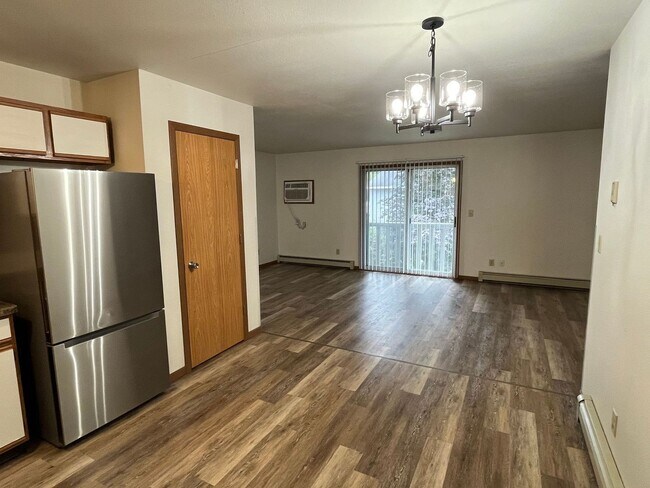 Building Photo - 2450 Willow Dr