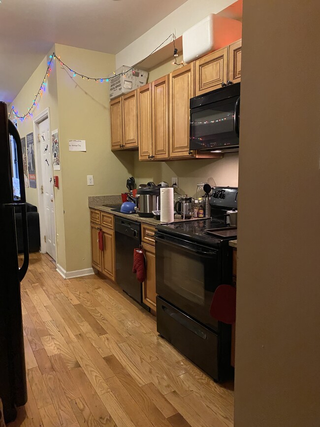 Building Photo - 1637 W Diamond