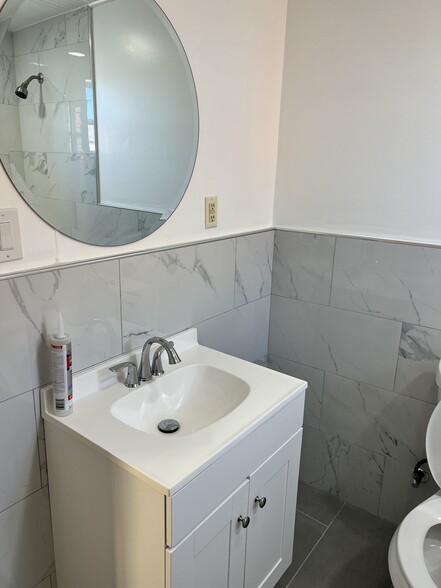 Bathroom - 2427 S Robertson St