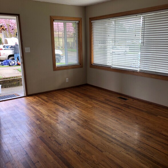 Living room - 3712 Kauffman Ave