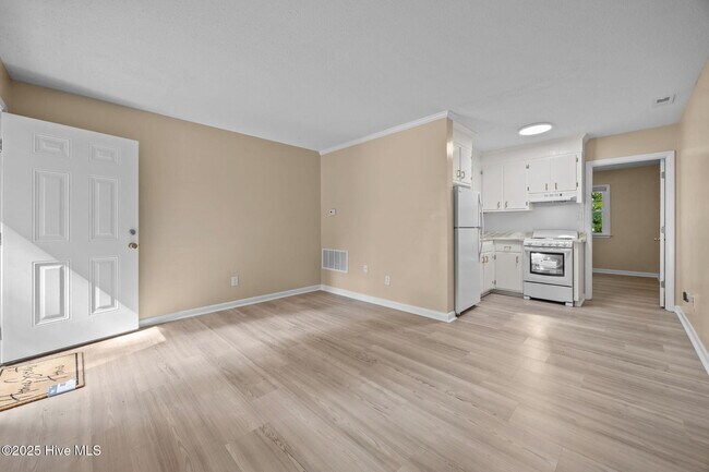 Building Photo - 1190 Gould Rd