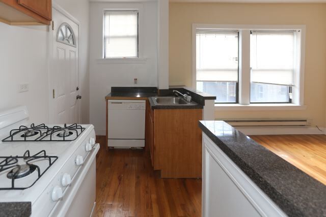 Building Photo - 667 W Cornelia Ave