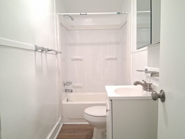Building Photo - Bright 2 Bedroom Home FOR RENT in Bridgeton NJ $1465