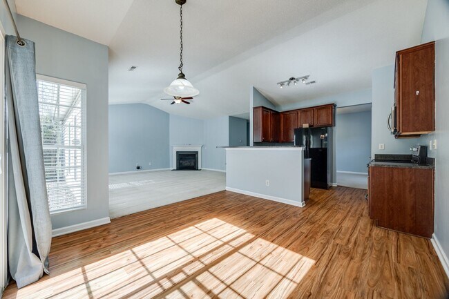 Building Photo - Well maintained 3 bedroom 2 bath home with...