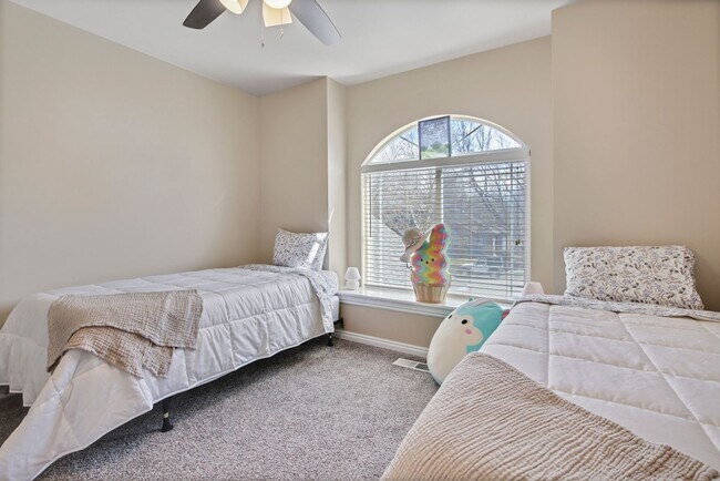 Building Photo - Fully Furnished 5 Bedroom Home in Eagle Id...