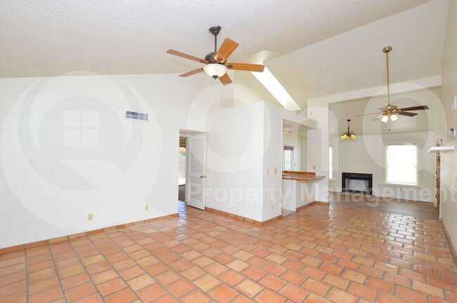 Building Photo - 1559 E Drake Dr