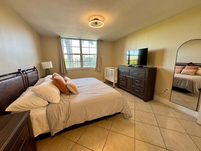 Building Photo - 19501 E Country Club Dr