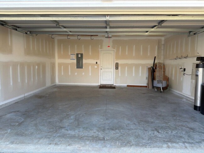 Building Photo - Spacious 5-bedroom, 3-bath home featuring two additional flex rooms!