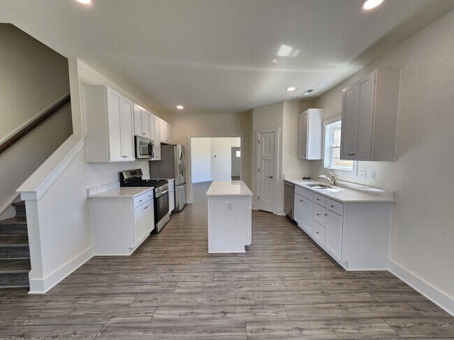 Building Photo - Black Mountain Rental!