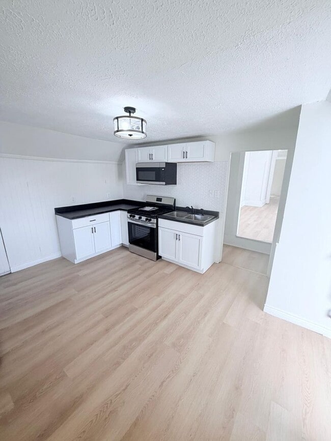 Building Photo - 2604 W 27th St