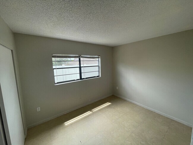 Building Photo - 2/1 in New Port Richey