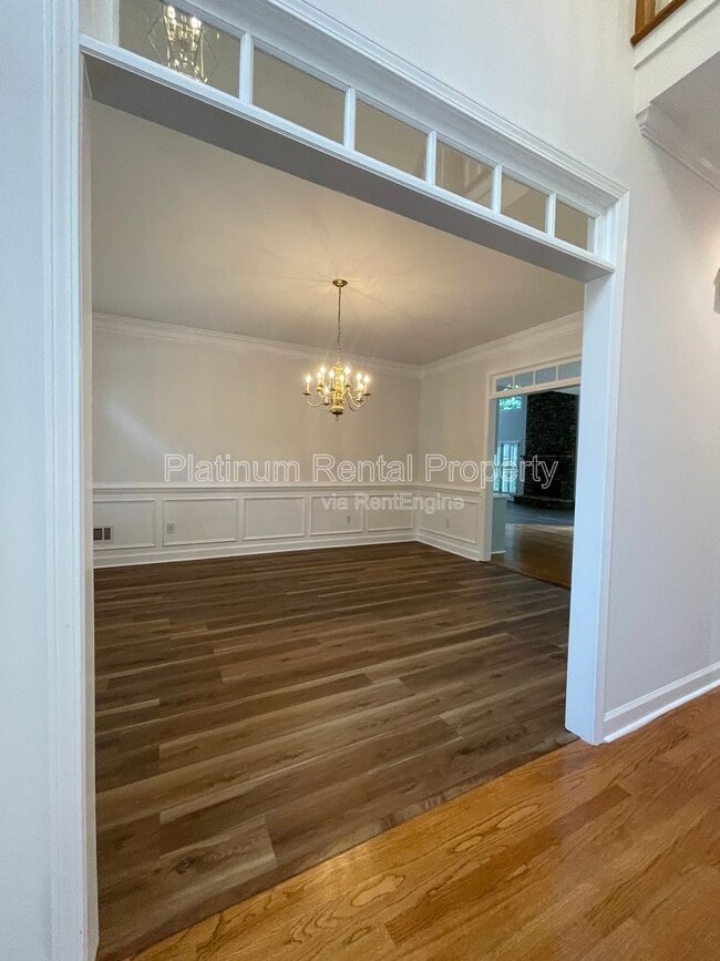 Building Photo - 870 Ingleside Dr