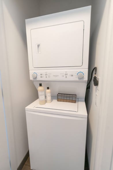 Building Photo - 161 N Elizabeth St