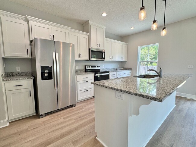 Building Photo - $500 RENT CREDIT | AVAILABLE NOW! (Pet Friendly)