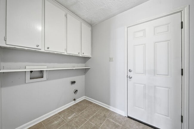 Building Photo - 3226 Springhill Dr