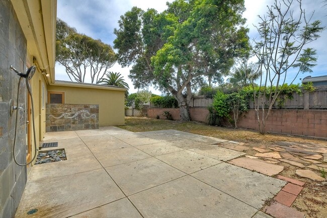 Building Photo - Coastal Living - Minutes from the Beach