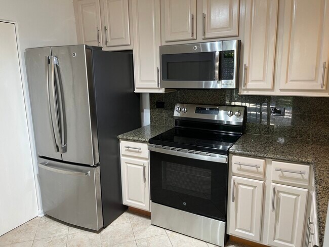 Building Photo - 131 Crestwood Ct
