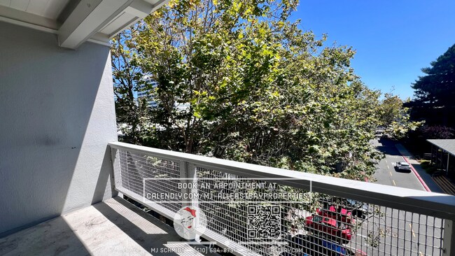 Building Photo - Beautiful sunny top floor condo, includes ...